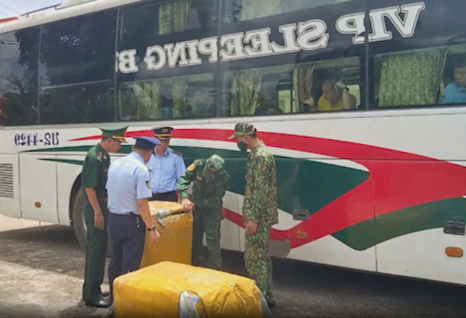 Quảng Trị: Phát hiện xe khách vận chuyển gần 4 tạ thịt bò đã bốc mùi