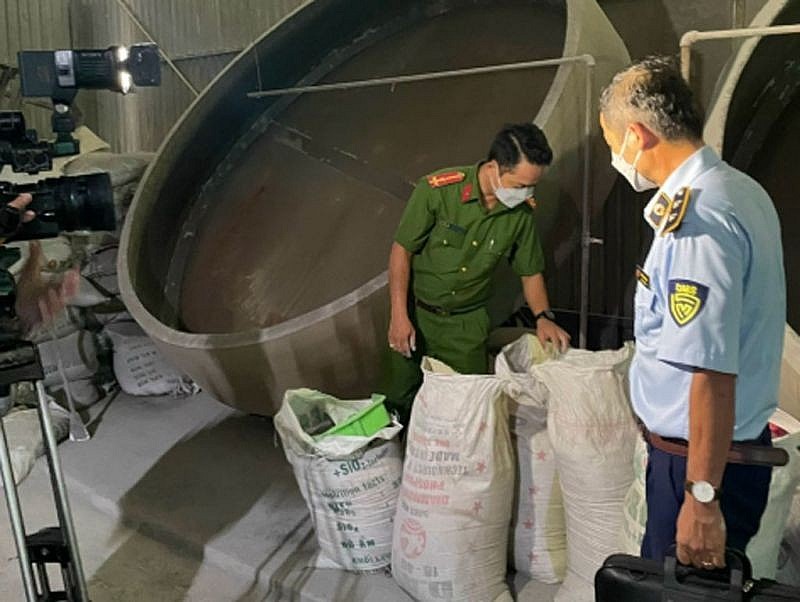 Lực lượng chức năng kiểm tra doanh nghiệp vi phạm