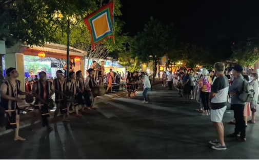 Du khách trải nghiệm không gian văn hóa cồng chiên Tây Nguyên tại sự kiện. Du khách trải nghiệm không gian văn hóa cồng chiên Tây Nguyên tại sự kiện.