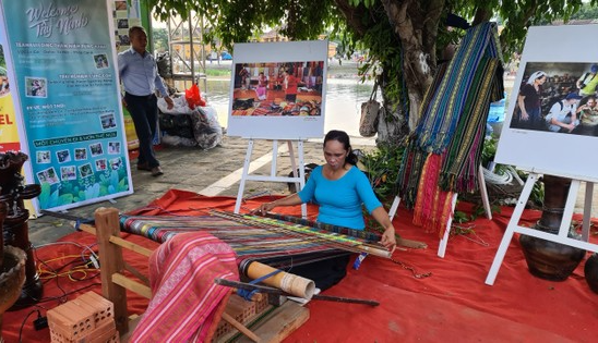 Nghệ nhân trình diễn dệt thổ cẩm Ninh Thuận. Nghệ nhân trình diễn dệt thổ cẩm Ninh Thuận.