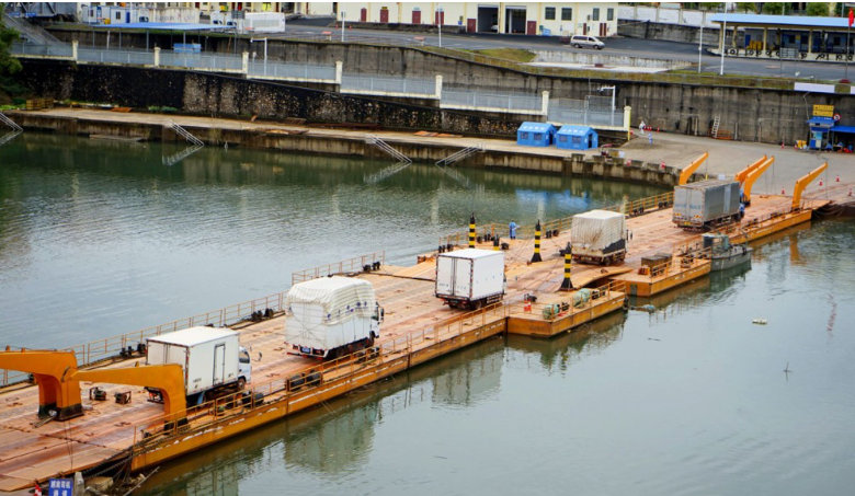 Những xe vải tươi đầu tiên được xuất khẩu qua lối mở cầu phao tạm Km3+4 Hải Yên, thành phố Móng Cái