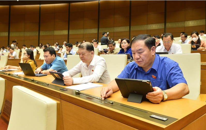 Các đại biểu Quốc hội nhấn nút biểu quyết thông qua Luật Thi đua, khen thưởng (sửa đổi)