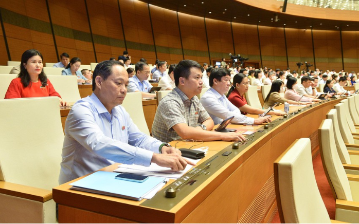 Các đại biểu Quốc hội bấm nút biểu quyết thông qua Luật thi đua, khen thưởng (sửa đổi) vào chiều 15/6