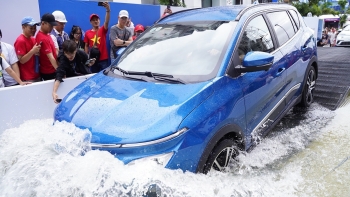 VF e34 chứng minh siêu lợi thế của xe điện với thử thách “ngâm nước”