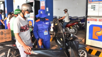 Giá xăng giảm hơn 3.000 đồng/lít