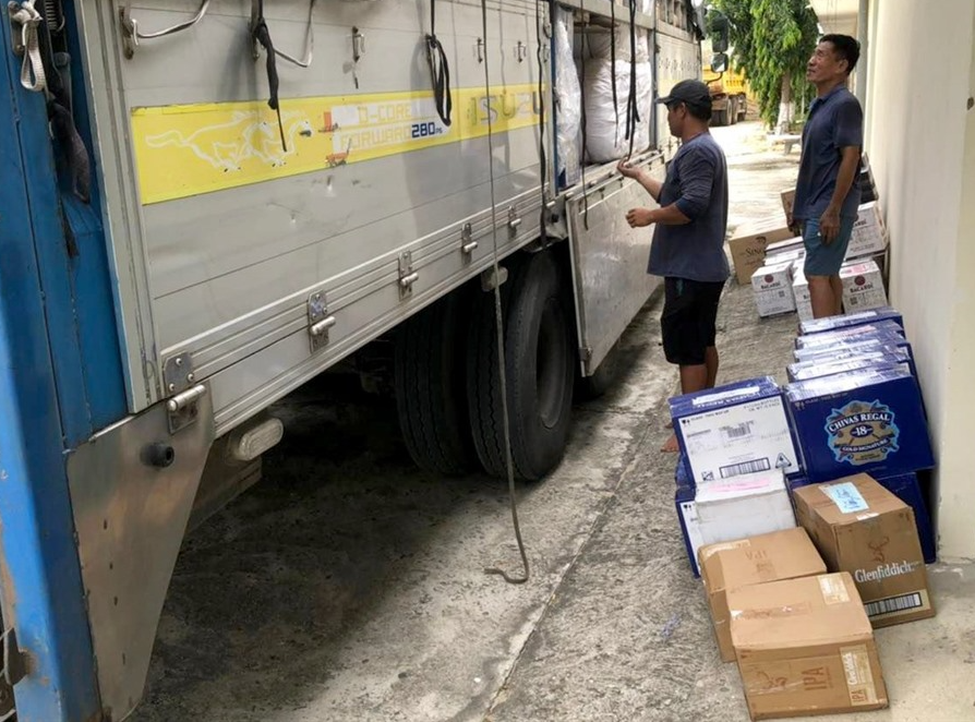 Công an Ninh Thuận phát hiện xe tải chở hơn 1.100 chai rượu ngoại giả. Công an Ninh Thuận phát hiện xe tải chở hơn 1.100 chai rượu ngoại giả.