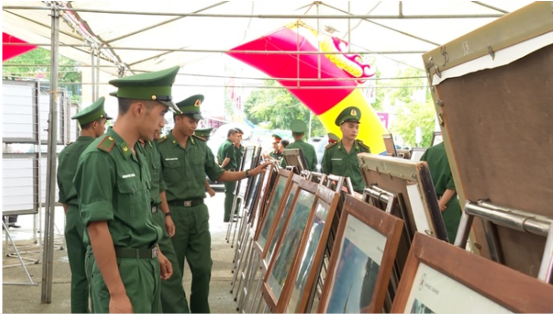 Đoàn viên thanh niên các lực lượng đến xem triển lãm