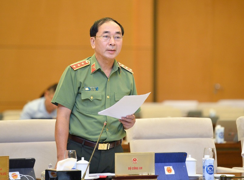 Thứ trưởng Bộ Công an Trần Quốc Tỏ giải trình, làm rõ nội dung kiến nghị của cử tri về quản lý và xử lý tin xấu, độc có liên quan đến không gian mạng, về tăng cường phát hiện và xử lý những vi phạm về an toàn giao thông, về việc tăng cường đẩy nhanh tiến độ trả căn cước công dân. Thứ trưởng Bộ Công an Trần Quốc Tỏ giải trình, làm rõ nội dung kiến nghị của cử tri về quản lý và xử lý tin xấu, độc có liên quan đến không gian mạng, về tăng cường phát hiện và xử lý những vi phạm về an toàn giao thông, về việc tăng cường đẩy nhanh tiến độ trả căn cước công dân.