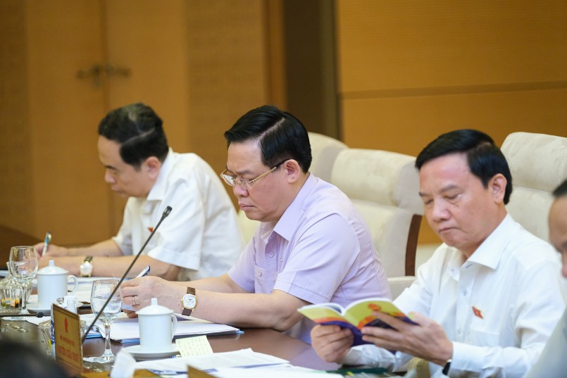 Chủ tịch Quốc hội Vương Đình Huệ cùng các Phó Chủ tịch Quốc hội tại phiên họp