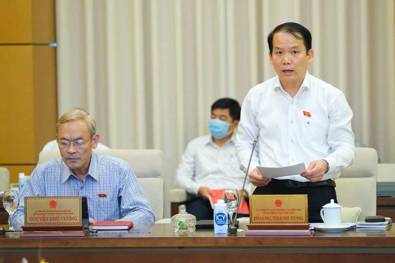 Chủ nhiệm Ủy ban Pháp luật Hoàng Thanh Tùng báo cáo việc tiếp thu, chỉnh lý dự thảo Nghị quyết về vị trí, chức năng, nhiệm vụ, quyền hạn và cơ cấu tổ chức của Ban Công tác đại biểu.