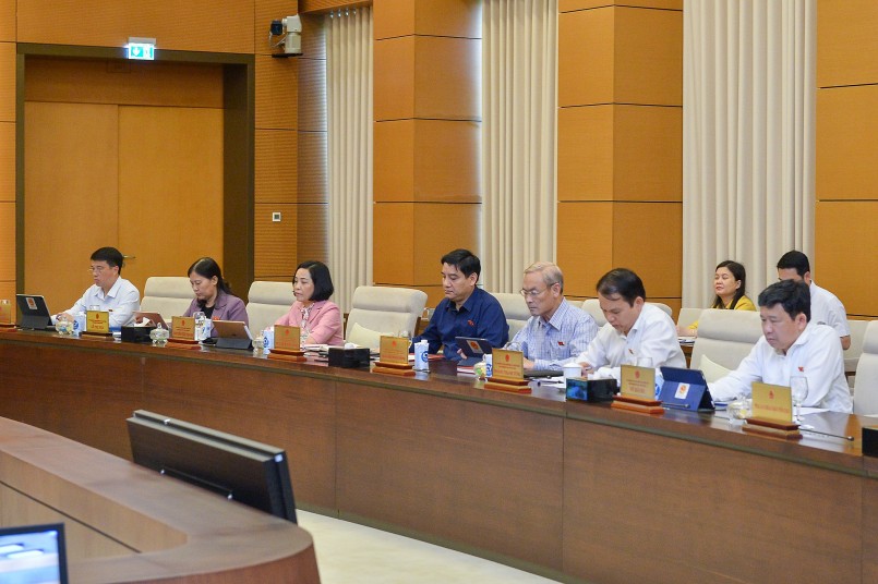 Các Ủy viên Ủy ban Thường vụ Quốc hội tham dự Phiên họp.