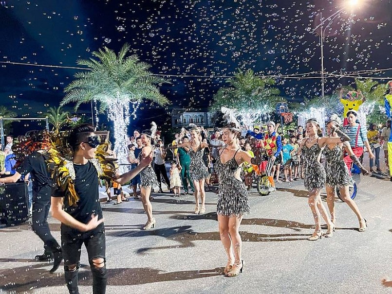 Những màn trình diễn sắc màu, điệu nhảy sôi động cả con phố