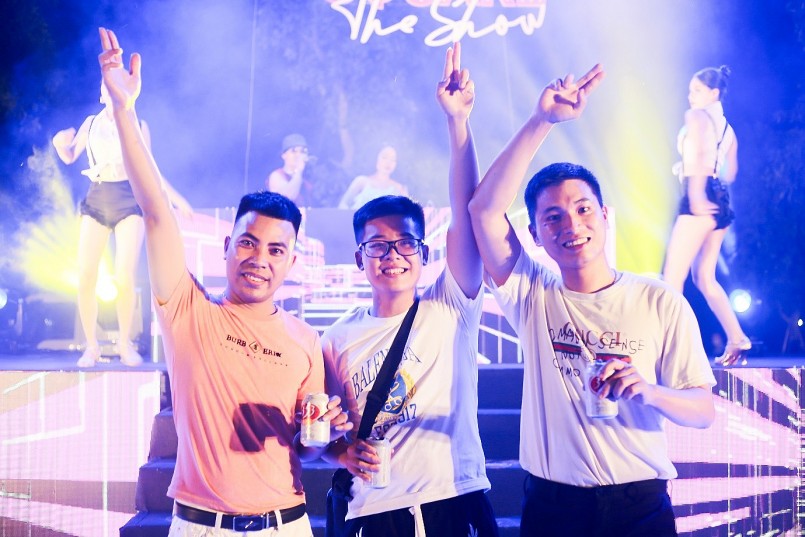 Rất nhiều bạn trẻ đã đến với Danko Square – Walking Street