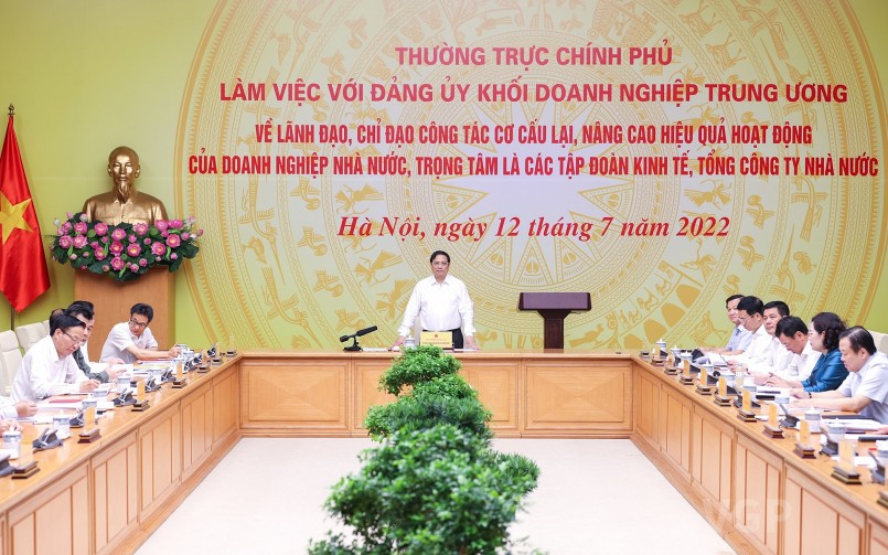 Thủ tướng nêu rõ, vai trò lãnh đạo của cấp ủy, tổ chức Đảng trong thực hiện nhiệm vụ chính trị, sản xuất kinh doanh, quản lý cán bộ có nơi, có lúc còn mờ nhạt, kết quả chưa cao - Ảnh: VGP