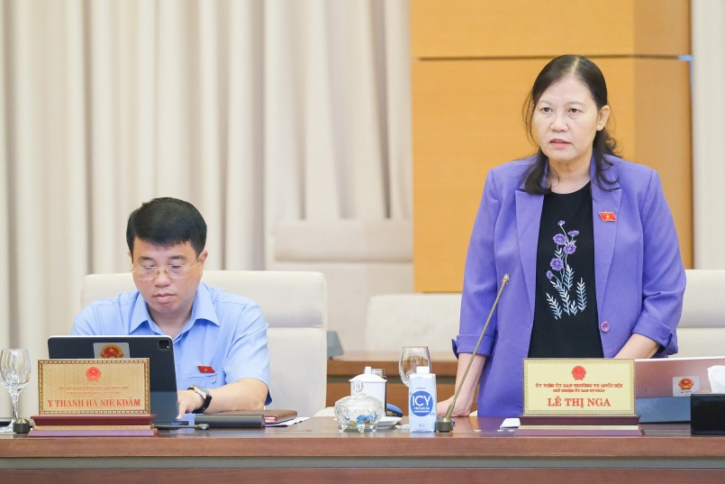 Chủ nhiệm Ủy ban Tư pháp Lê Thị Nga phát biểu