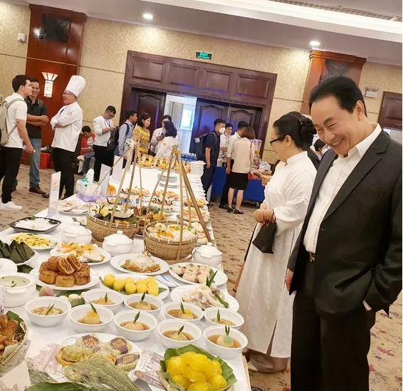 Du khách tham quan và được mời thưởng thức một số món bánh Du khách tham quan và được mời thưởng thức một số món bánh