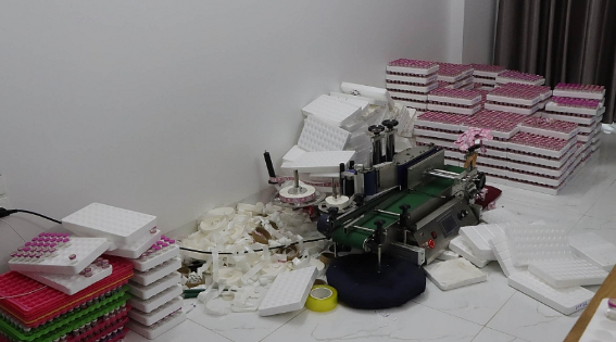 Máy móc, phụ tùng, nguyên liệu dùng để thay đổi nhãn mác, nguồn gốc của hàng chục sản phẩm kính áp tròng