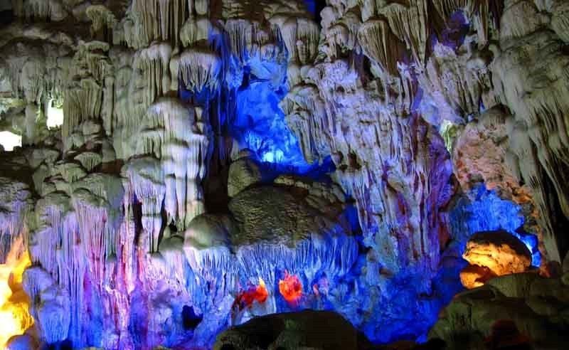 Quảng Ninh: Khám phá vẻ đẹp huyền ảo hang Đầu Gỗ trên Vịnh Hạ Long