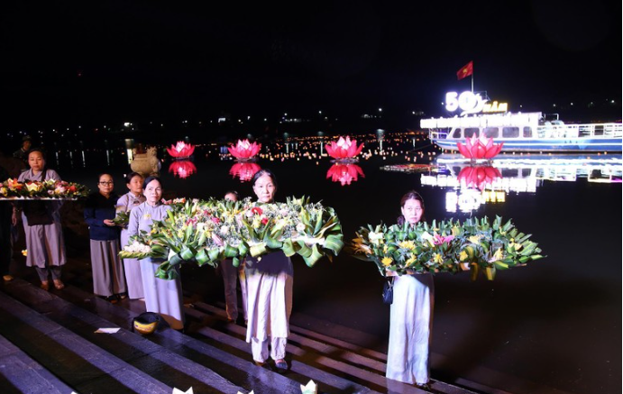 Dâng bè hoa, tưởng nhớ các anh hùng liệt sĩ. Dâng bè hoa, tưởng nhớ các anh hùng liệt sĩ.