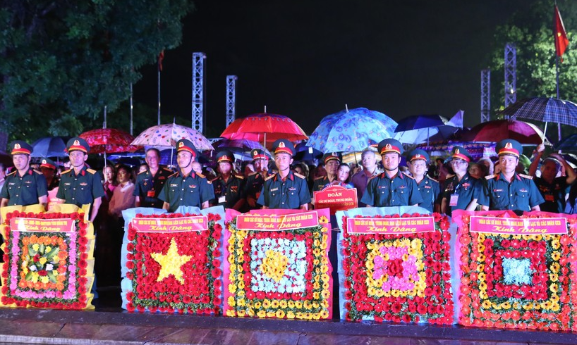 Những vòng hoa tươi thắm được chuẩn bị để thả xuống dòng sông Thạch Hãn. Những vòng hoa tươi thắm được chuẩn bị để thả xuống dòng sông Thạch Hãn.