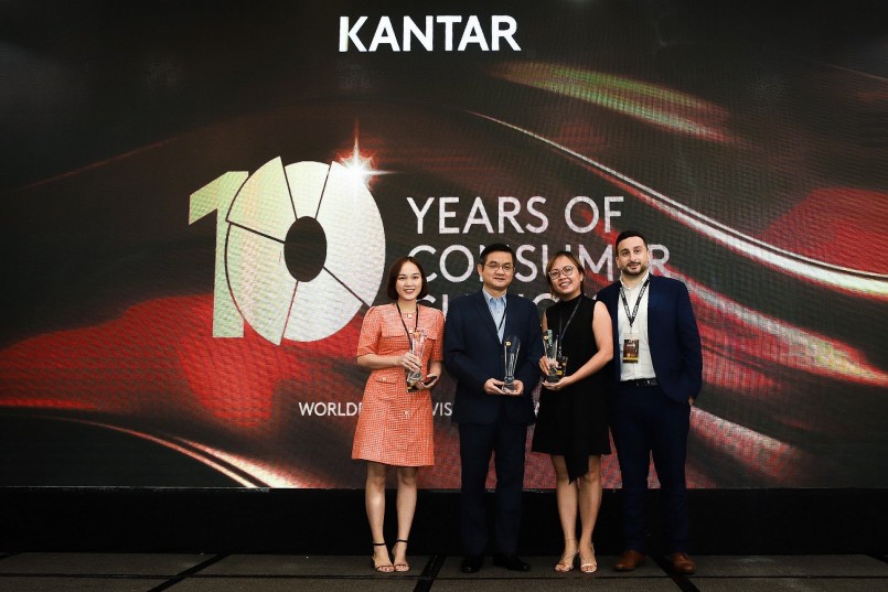 Ông Nguyễn Quang Trí, Giám đốc Điều hành Marketing Vinamilk (thứ 2 từ trái sang) đại diện nhận cúp lưu niệm từ Kantar Vietnam trong sự kiện kỉ niệm 10 năm công bố Báo cáo “Dấu chân thương hiệu” Ông Nguyễn Quang Trí, Giám đốc Điều hành Marketing Vinamilk (thứ 2 từ trái sang) đại diện nhận cúp lưu niệm từ Kantar Vietnam trong sự kiện kỉ niệm 10 năm công bố Báo cáo “Dấu chân thương hiệu”