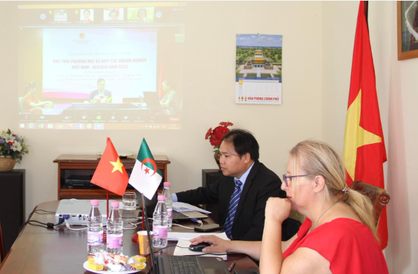 Tham tán thương mại Hoàng Đức Nhuận (giữa) cùng một số doanh nghiệp Algeria tham gia hội nghị tại đầu cầu trụ sở Thương vụ Việt Nam tại Algeria.