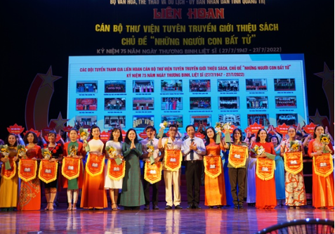 Thứ trưởng Trịnh Thị Thủy và lãnh đạo UBND tỉnh Quảng Trị trao cờ lưu niệm cho 33 đội tham gia liên hoan