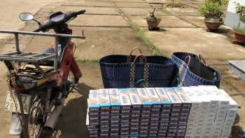 An Giang: Phát hiện xe máy chở gần 1.500 bao thuốc lá nhập lậu
