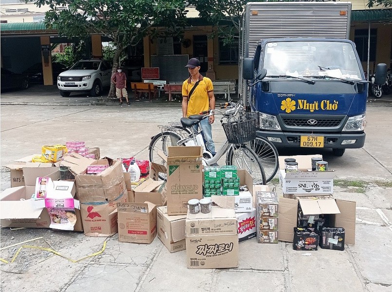Tài xế Võ Thành Nhựt cùng phương tiện và tang vật vi phạm Tài xế Võ Thành Nhựt cùng phương tiện và tang vật vi phạm