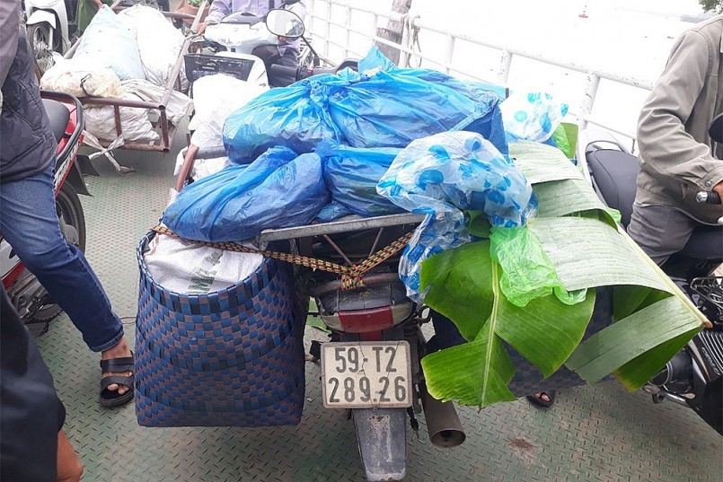 Không ai thừa nhận là chủ của chiếc xe máy và toàn bộ hàng hóa Không ai thừa nhận là chủ của chiếc xe máy và toàn bộ hàng hóa