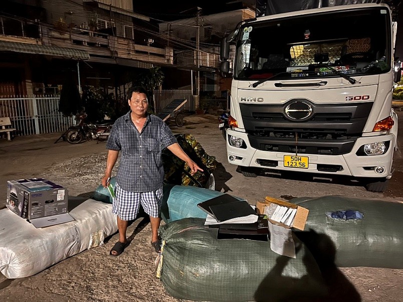 Tài xế Lê Hoàng Đức cùng tang vật vi phạm Tài xế Lê Hoàng Đức cùng tang vật vi phạm