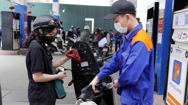 Bộ Tài chính đề xuất giảm 10% thuế nhập khẩu ưu đãi với xăng