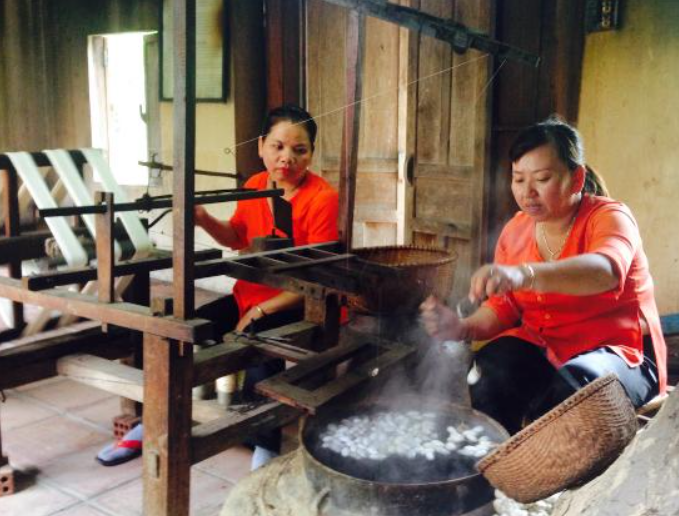 Các nghệ nhân ươm tơ dệt lụa, giữ gìn nghề truyền thống