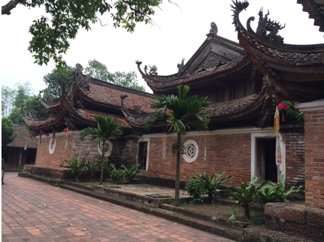 Chùa Tây Phương nhìn từ sân nhà khách. Chùa Tây Phương nhìn từ sân nhà khách.