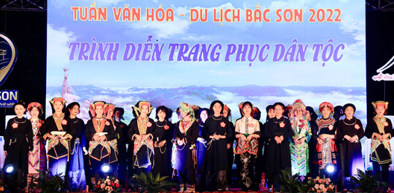 Các thí sinh tham gia phần thi trình diễn trang phục dân tộc