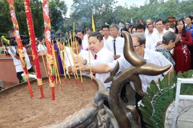 Các đồng chí lãnh đạo, nguyên lãnh Đảng, Nhà nước và TPHCM thắp hương tưởng nhớ các anh hùng liệt sĩ tại Nghĩa trang Hàng Dương. Các đồng chí lãnh đạo, nguyên lãnh Đảng, Nhà nước và TPHCM thắp hương tưởng nhớ các anh hùng liệt sĩ tại Nghĩa trang Hàng Dương.