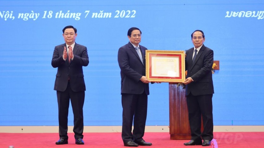 Lãnh đạo cấp cao Việt Nam nhận Huân chương cao quý của Nhà nước Lào