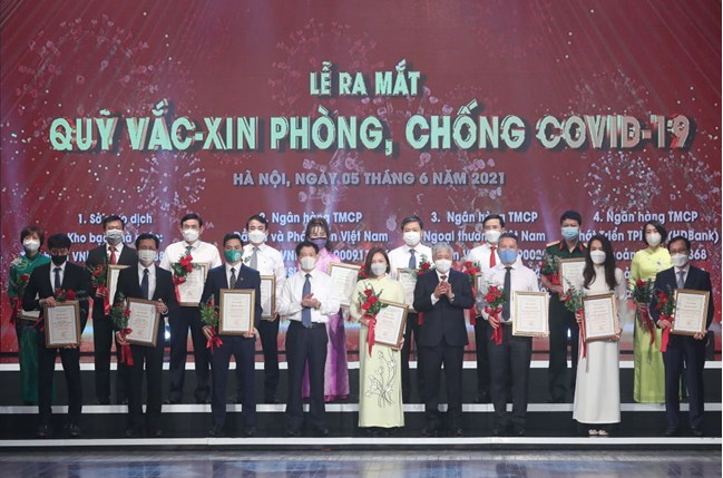 Ông Đỗ Văn Chiến, Bí thư Trung ương Đảng, Chủ tịch UBTƯ MTTQ Việt Nam trao chứng nhận và hoa cảm ơn các đơn vị, cá nhân tại Lễ ra mắt Quỹ vaccine phòng COVID-19 Ông Đỗ Văn Chiến, Bí thư Trung ương Đảng, Chủ tịch UBTƯ MTTQ Việt Nam trao chứng nhận và hoa cảm ơn các đơn vị, cá nhân tại Lễ ra mắt Quỹ vaccine phòng COVID-19