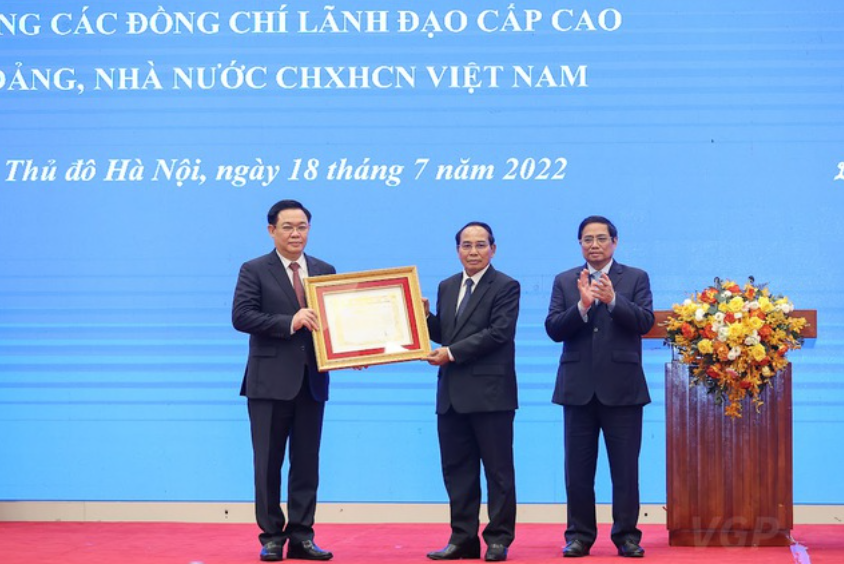 Thường trực Ban Bí thư, Phó Chủ tịch nước Lào Bounthong Chitmany trao Huân chương Vàng quốc gia cho Chủ tịch Quốc hội Vương Đình Huệ. Ảnh: VGP