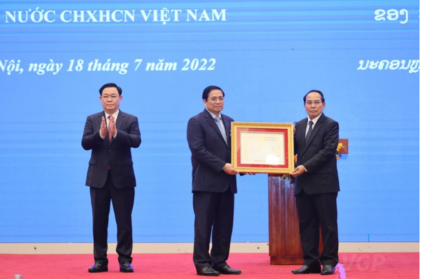 Thường trực Ban Bí thư, Phó Chủ tịch nước Lào Bounthong Chitmany trao Huân chương Vàng quốc gia - huân chương cao quý nhất của Nhà nước Cộng hoà dân chủ Nhân dân Lào - cho Thủ tướng Chính phủ Phạm Minh Chính. Ảnh: VGP