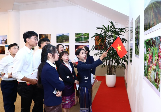 Triển lãm ảnh “Tình hữu nghị Lào - Việt Nam đời đời bền vững”