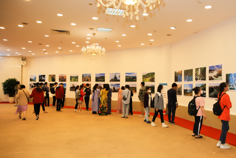 Triển lãm ảnh “Tình hữu nghị Lào - Việt Nam đời đời bền vững”