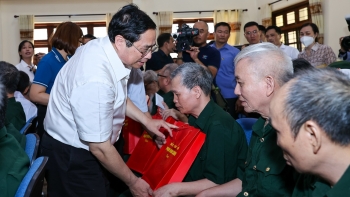 Thủ tướng: Tiếp tục rà soát toàn diện các chính sách, chăm lo tốt hơn đời sống vật chất, tinh thần người có công