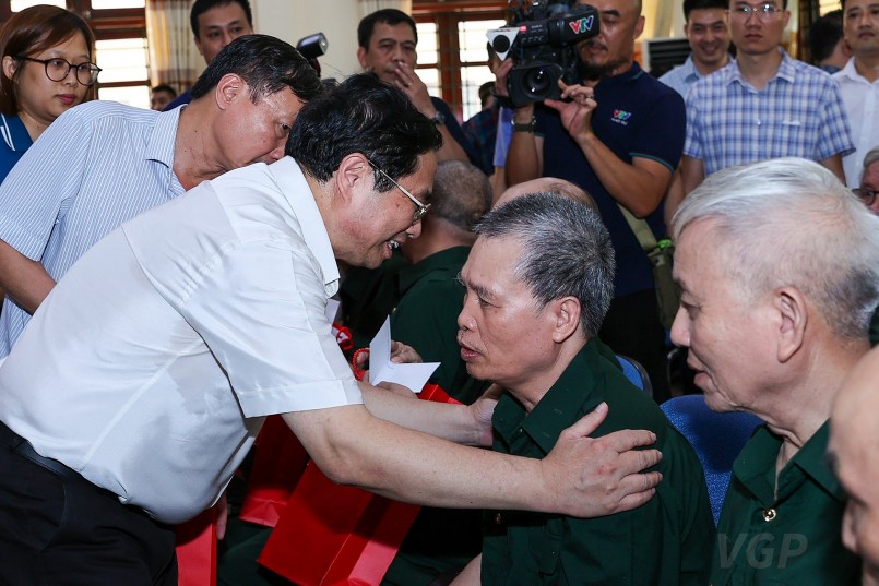 Thủ tướng thăm hỏi, động viên các thương binh, bệnh binh nặng hạng đặc biệt tại Trung tâm - Ảnh: VGP