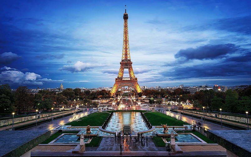 Từng bị chỉ trích và yêu cầu dỡ bỏ, tháp Eiffel ngày nay trở thành biểu tượng của Paris, Pháp, đón hàng triệu khách mỗi năm. Từng bị chỉ trích và yêu cầu dỡ bỏ, tháp Eiffel ngày nay trở thành biểu tượng của Paris, Pháp, đón hàng triệu khách mỗi năm.