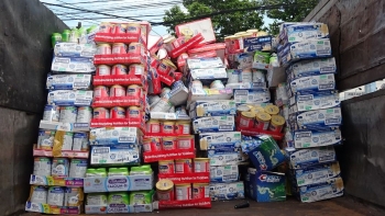 Long An: Tiêu hủy lượng lớn sữa và hàng hóa không rõ nguồn gốc xuất xứ