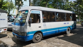 Kiên Giang: Bắt quả tang xe khách vận chuyển 2.300 bao thuốc lá lậu