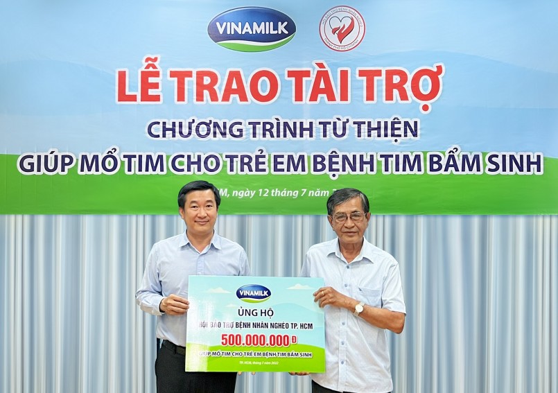 Ông Đỗ Thanh Tuấn – Giám đốc Đối Ngoại Vinamilk (bên trái) đại diện trao kinh phí hỗ trợ chương trình mổ tim miễn phí cho các bệnh nhi có hoàn cảnh khó khăn. Ông Đỗ Thanh Tuấn – Giám đốc Đối Ngoại Vinamilk (bên trái) đại diện trao kinh phí hỗ trợ chương trình mổ tim miễn phí cho các bệnh nhi có hoàn cảnh khó khăn.