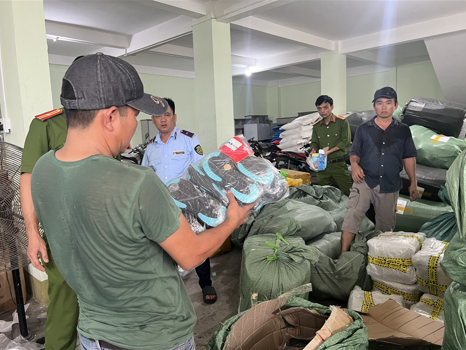 Phú Yên: Tạm giữ trên 7.670 sản phẩm hàng hóa vận chuyển trái phép
