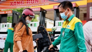 Giá xăng, dầu tiếp tục giảm mạnh